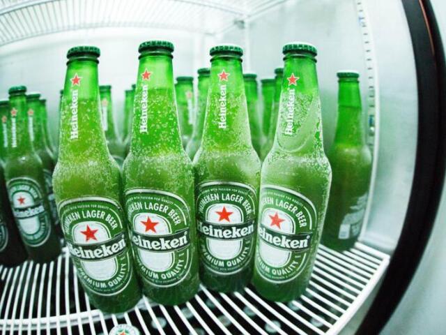 Beber uma Heineken