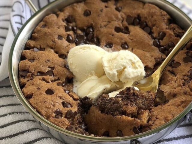 Cookies de frigideira com ice cream.