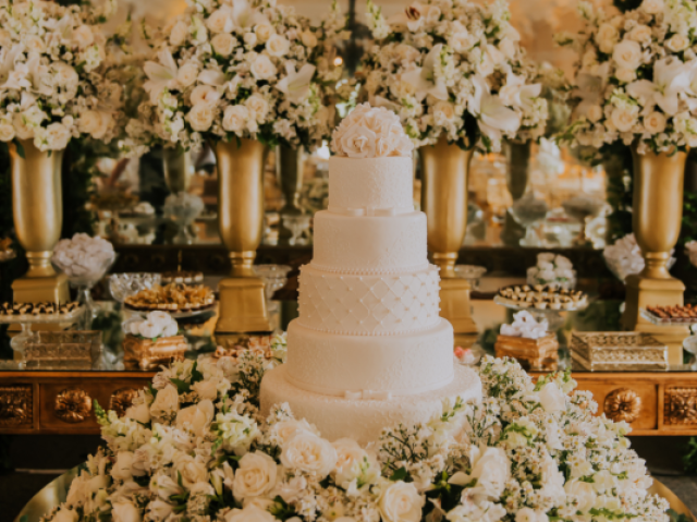 Parece até uma mesa de casamento em um romance de epóca!