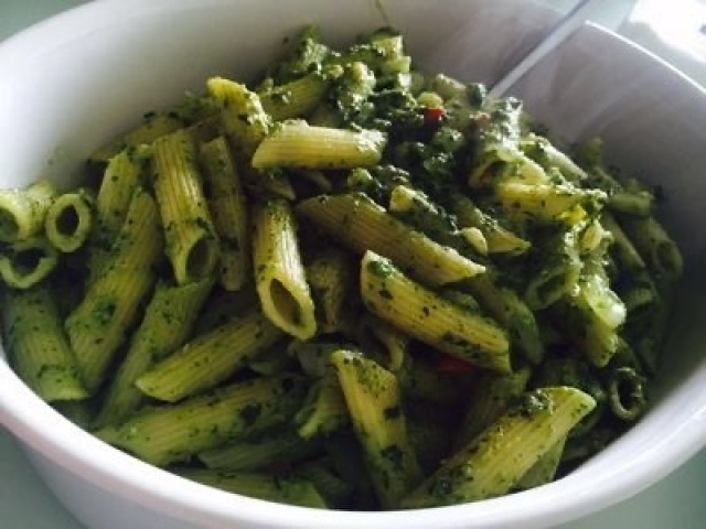 Macarrão com molho pesto