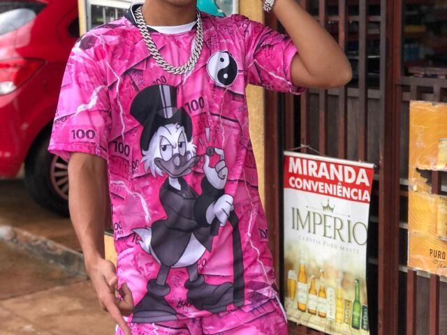 Essa camisa toda rosa estilosa