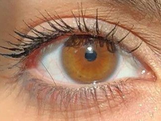 Olhos castanho claro