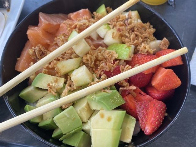 Ou essa taça com arroz,abacate,cebola frita,morango,maçã e salmão?