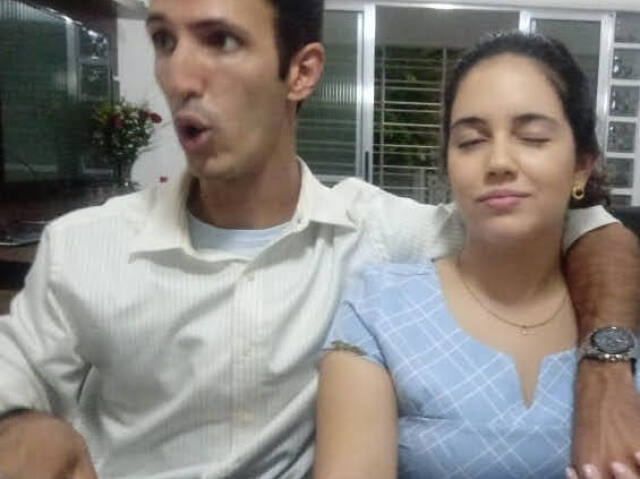Lívian passou quase 4 minutos olhando para as alianças, em silêncio