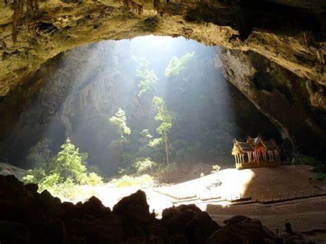 Numa caverna grande, mas acolhedora