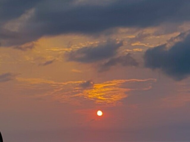 Não podendo tomar sorvete porque a sorveteria fechou, você foi contemplar o pôr do sol.