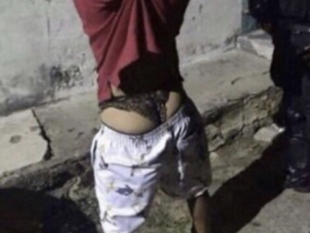 bandido d calcinha sendo revistado