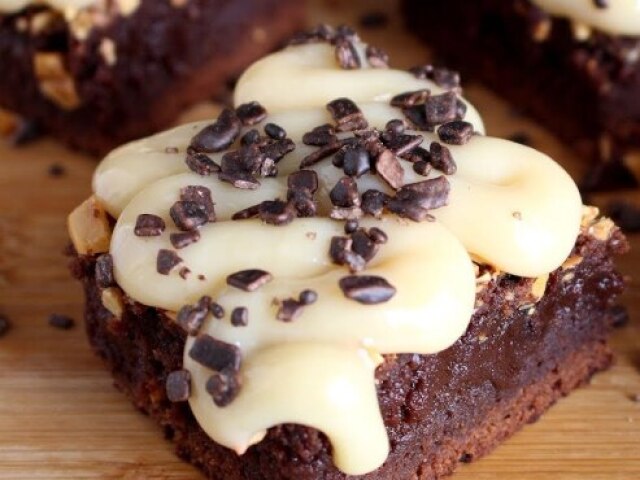 Brownie com cobertura de chocolate branco