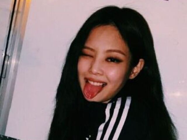 Jennie bem soft de língua pra fora 😝