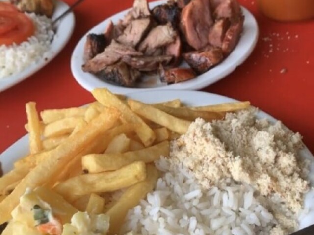 Batata frita, farofa, carne, calabresa, arroz e salada de maionese😋