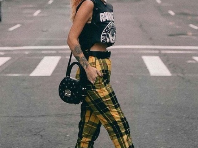 Ela tĂĄ usando uma bota Doctor Martenâs!