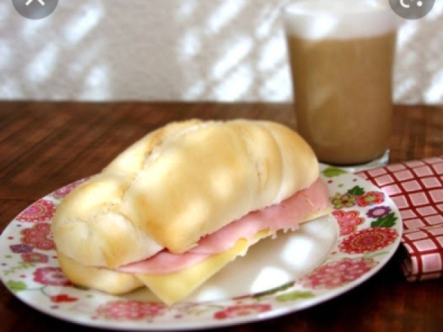 Pão com presunto e queijo e achocolatado☺