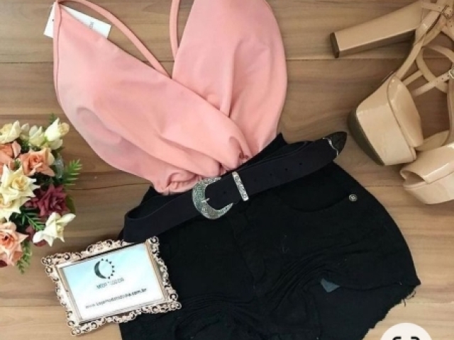 Blusa rosa short preto e um salto