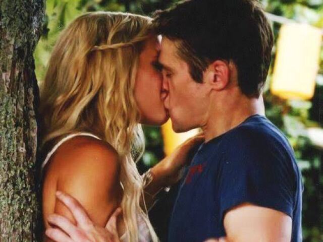 Rebekah e Matt quase engolindo a boca dela kkkkkkkkkk