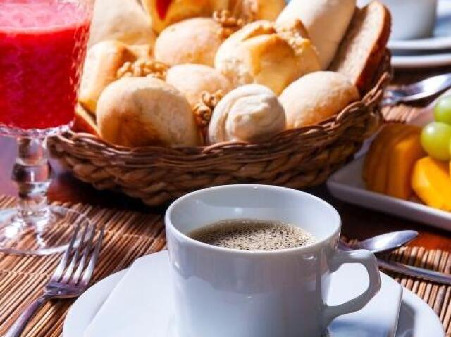 Café, café com leite ou leite e achocolatado, o que vc quiser
Com pão francês, pão de queijo