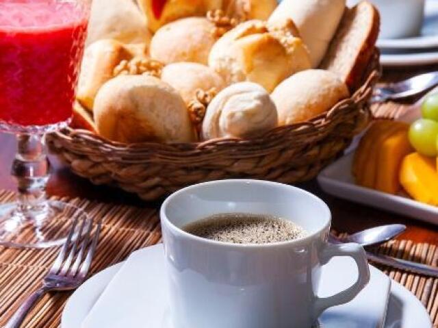 Café, café com leite ou leite e achocolatado, o que vc quiser 
Com pão francês, pão de queijo