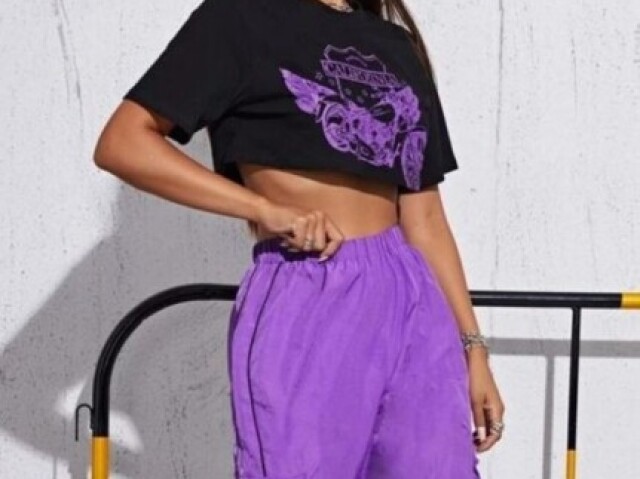 Cropped e calça.