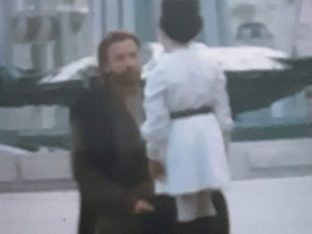 Quando ela tinha 10 anos, Obi Wan precisou de ajuda de Bail, indo para Alderaan, ele acabou conhecendo Leia