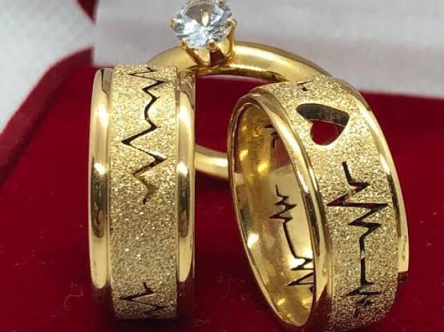 Anéis de compromisso e de casamento