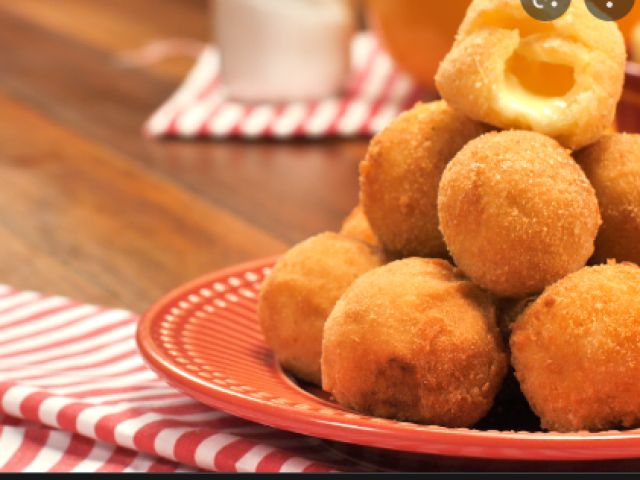 Bolinho de queijo.