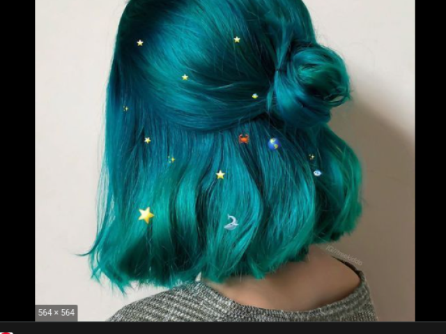 Cabelo todo azul.