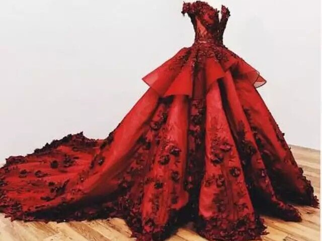 6- vestido vermelho, que mostra o quanto vc é destemida, vestido sem jóias porém com enfeites lindos q faz com que o fato de n ter jóias seja irrelevante.