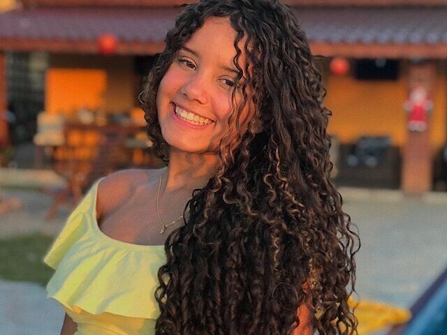 Essa e a Júlia a menina mais popular da escola 😏
Nome: Julia
Idade:17
Bonita 😃