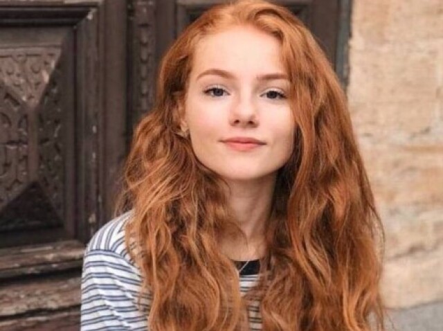 Essa e a amiga dela a Nicole ela não e metida mais a Júlia e muito patricinha
Nome : Nicole
Idade:16
Linda ❤️