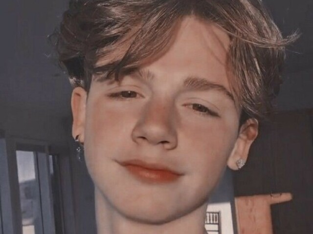 Esse ele namora com a nerd ❤️✌🏼
Nome : João
Idade:17
Lindo 💕