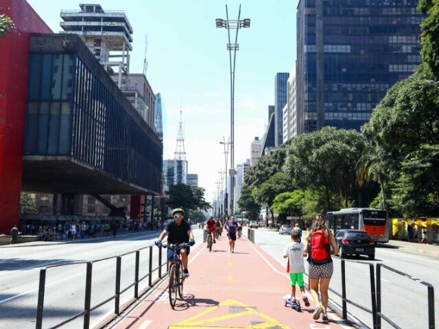 a avenida paulista muito moderninha muito urbana e cheia de jovem e palhaço