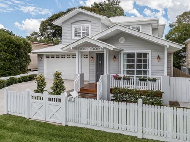 Casa\Apartamento Pequeno\Medio 25 minutos da cidade

Caracteristicas:
- Empregado que pode fazer comida e limpar a casa para você
- Não pode levar nenhum acompanhante para sua casa nem seus amigos a não ser que seu empregado esteja fora.
- Não tem liberdade
- Não precisa trabalhar
- Sem filhos