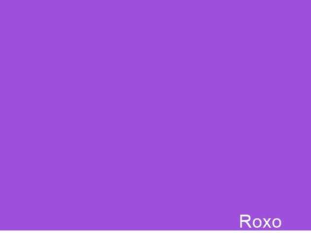 Roxo.