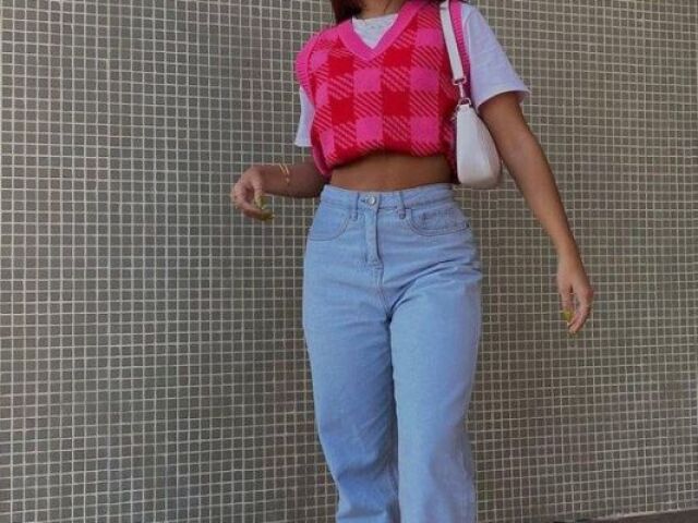 CROPPED , CALÇA JEANS E UM TENIS BRANCO