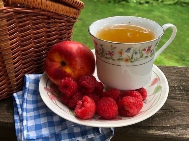 apenas chá com algumas frutas