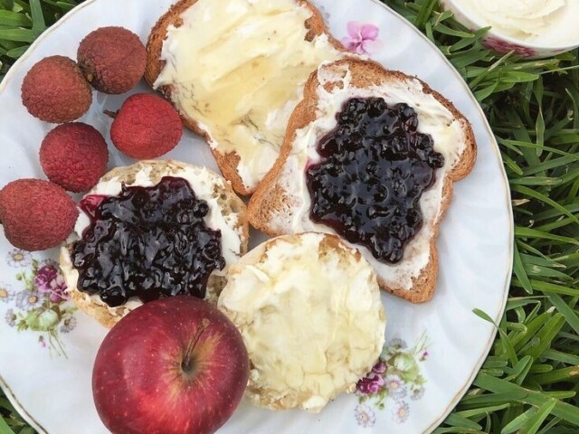 pão com algum recheio e frutas