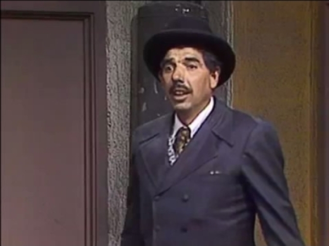 Você seria o Professor Girafales.