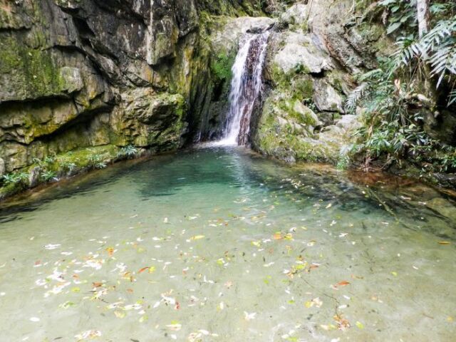 Assim, com uma linda cachoeira