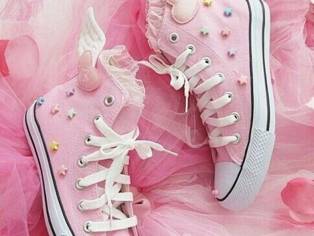 Tênis rosa com asas
