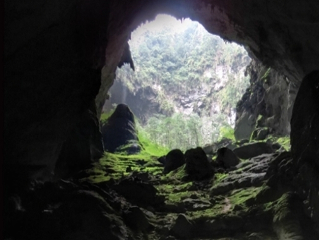 Numa caverna, sozinho com meu irmão(irmã)