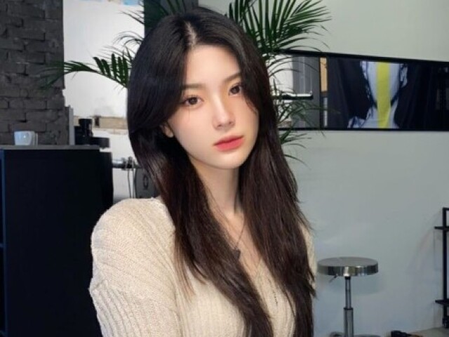 Hwang Eunjin(Nome artĂstico: Eunjin) - atualmente 19 anos