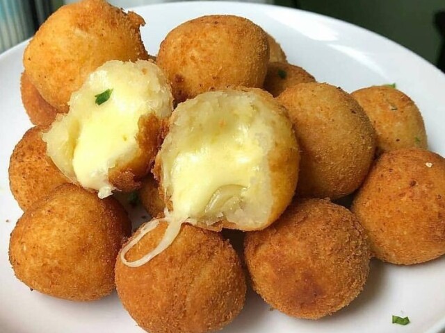 Sim, comi algumas bolinhas de queijo