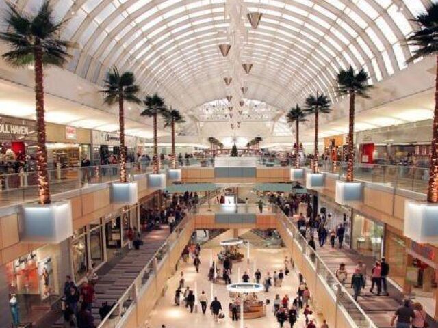 Em um shopping.