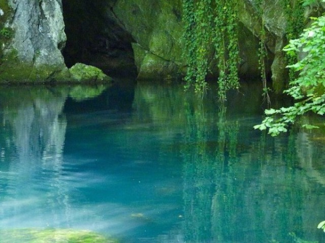 Uma caverna bem iluminada e relaxante com um barulho calmo de ondas