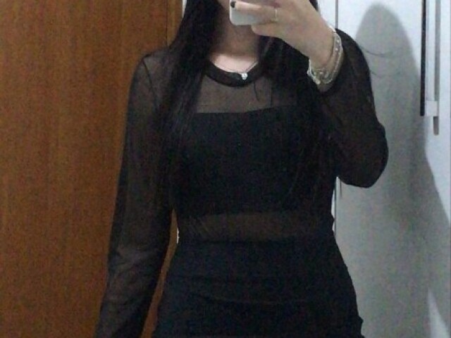 vestido justo com algum tênis