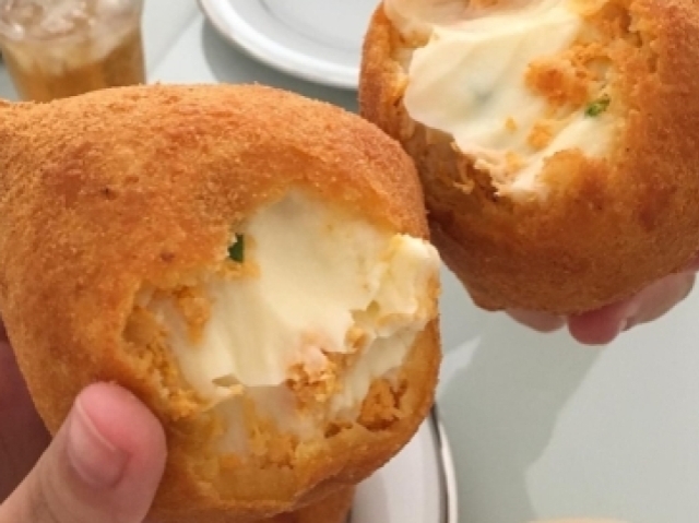 Vamos em uma lanchonete e comemos coxinhas com refri