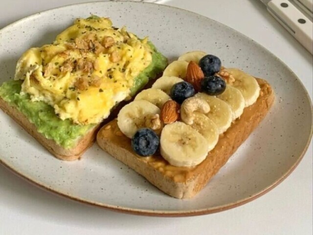 Uma torradinha com recheio de frutas bem saudavely