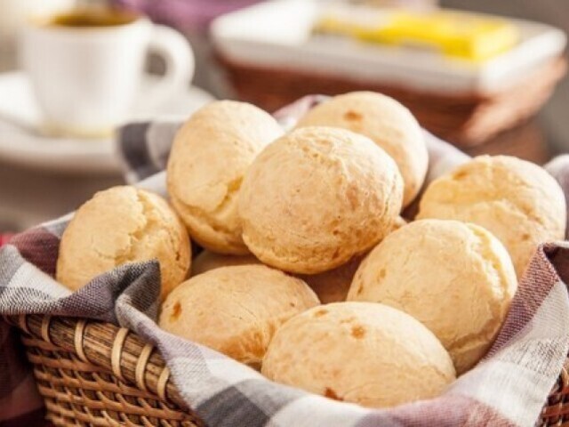 Apenas um simples pão de queijo com ketchup