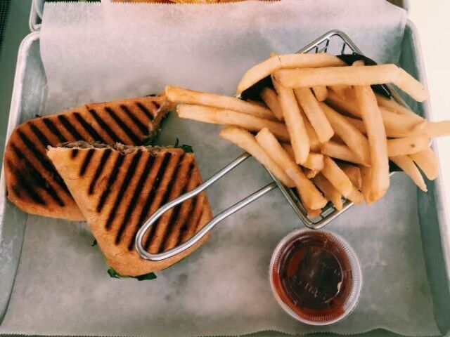 Misto quente e batatinhas fritas