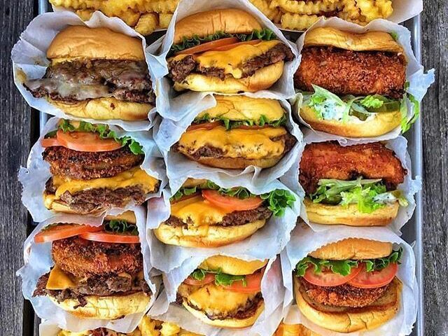 desculpa a foto cortada mas embaixo tem macarrão com cheddar