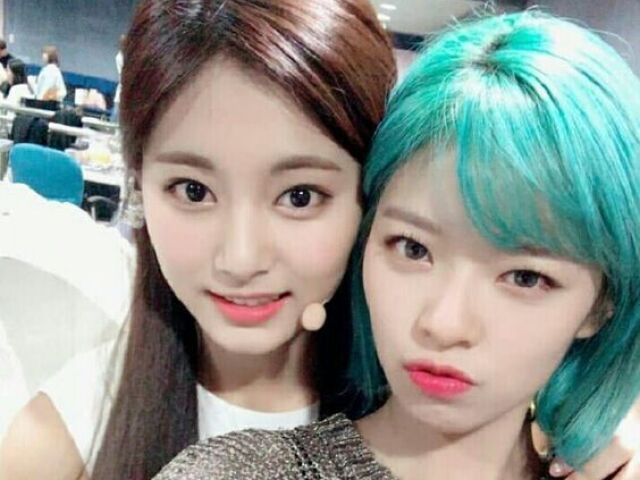 2: tzuyu e jeongyeon